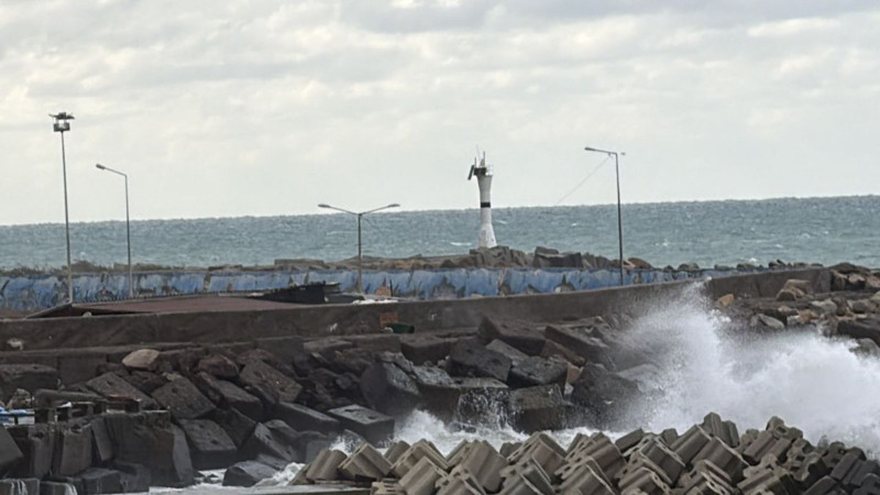 Düzce'de fırtına saatte 30 kilometreye ulaştı! Dalga boyu 5 metreyi geçti - Resim: 2