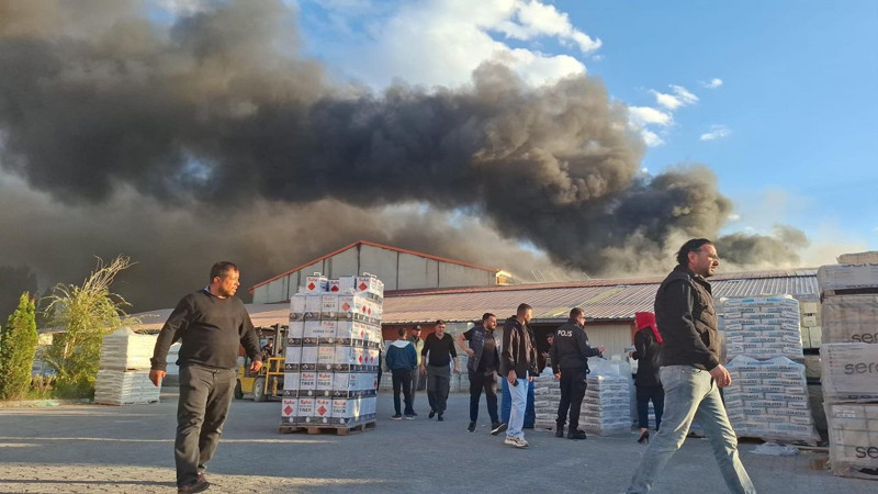 Erzurum’da terlik fabrikasında yangın! Çok sayıda ekip yönlendirildi - Resim: 1