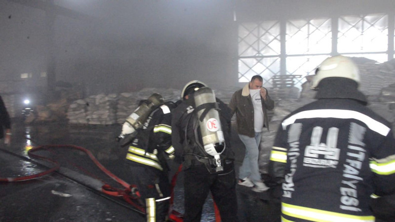 Erzurum’da terlik fabrikasında yangın! Çok sayıda ekip yönlendirildi - Resim: 6