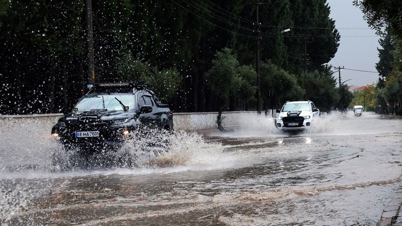 O şehirde rekor yağış! Şiddetli fırtına ve sağanak hayatı felç etti… Araçlar su altında kaldı... Sokaklar ve evlere su bastı - Resim: 1