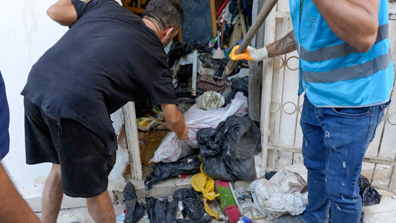 Mersin’de mahalle kötü kokudan yaşanmaz hale gelmişti! O evin içinden 28 ton atık çıkarıldı - Resim: 2