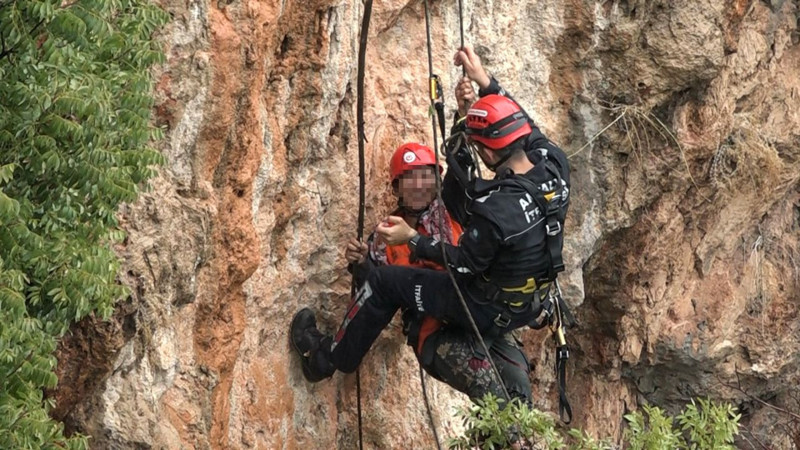Antalya’da şaşkına çeviren anlar! Falezde mahsur kaldı, kurtarılınca öfke saçtı - Resim: 2