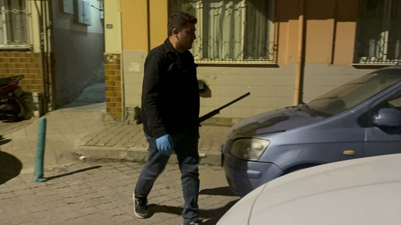 Manisa’da dehşet! 3 çocuk annesini boynundan vurdu - Resim: 1