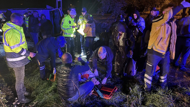 Kastamonu'da can pazarı! Tur midibüsü devrildi: Çok sayıda yaralı var - Resim: 3