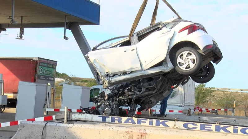 Gişede korkunç ölüm! Otomobil bariyerlere ok gibi saplandı: O anlar kamerada - Resim: 3