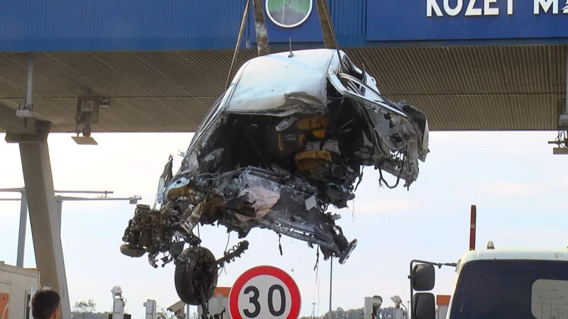 Gişede korkunç ölüm! Otomobil bariyerlere ok gibi saplandı: O anlar kamerada - Resim: 5