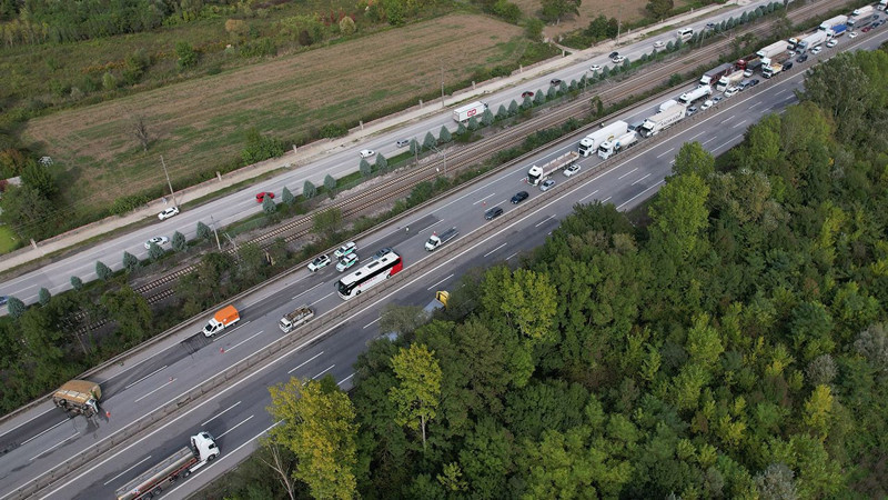 Anadolu Otoyolu'nu kilitleyen kaza! Kontrolden çıkan kamyonet yan yattı - Resim: 4