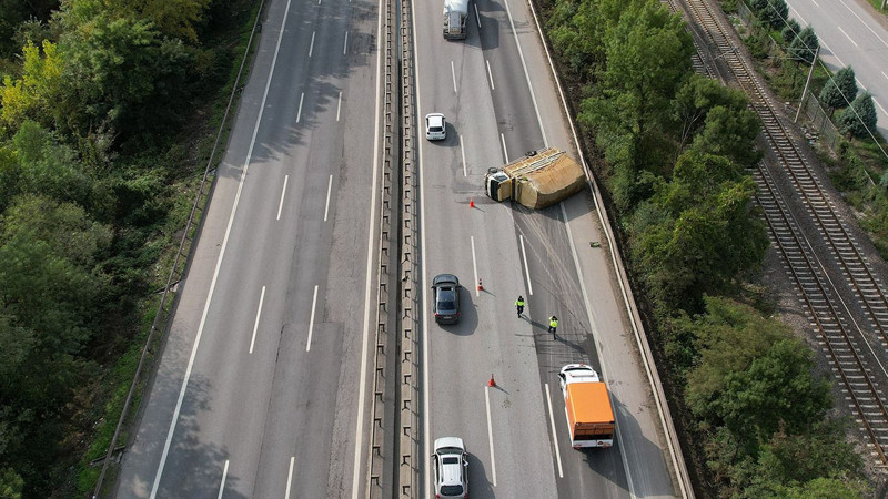 Anadolu Otoyolu'nu kilitleyen kaza! Kontrolden çıkan kamyonet yan yattı - Resim: 2