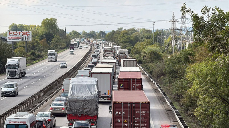 Anadolu Otoyolu'nu kilitleyen kaza! Kontrolden çıkan kamyonet yan yattı - Resim: 3