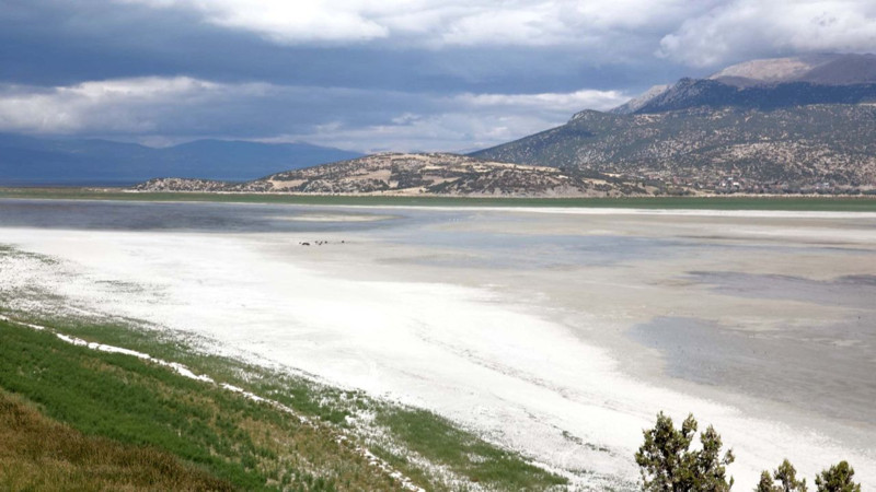 Türkiye’nin dördüncü büyük gölünden endişelendiren manzara! Göl ikiye bölündü, artık hayvanlar otlamaya başladı - Resim: 5
