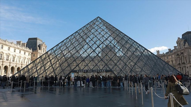 Paris’te tarihe geçen soygun! Louvre Müzesi'nde güvenlik planı nasıl çöktü? - Resim: 1