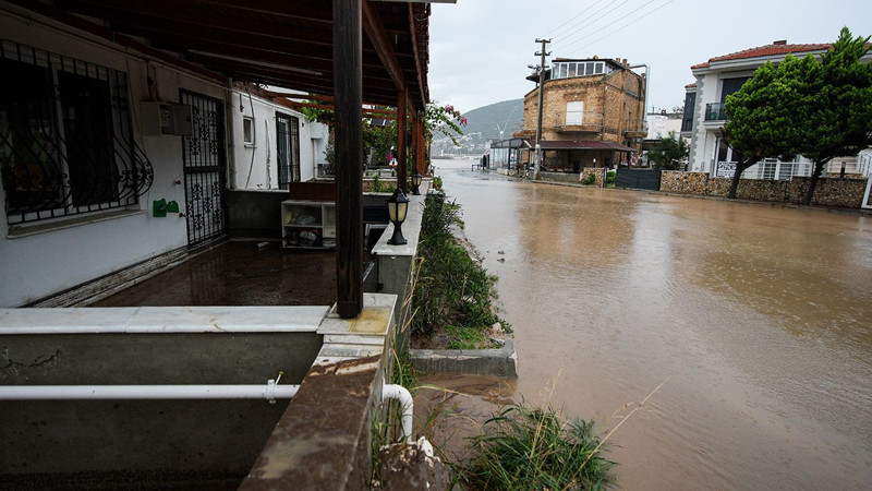 İzmir'i sağanak vurdu! Evleri su bastı, yollar göle döndü... 1 kişi kayıp - Resim: 6