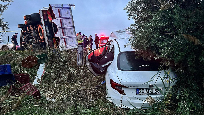 Kontrolden çıkan kamyonet otomobili biçti! Çok sayıda ölü ve yaralı var - Resim: 3
