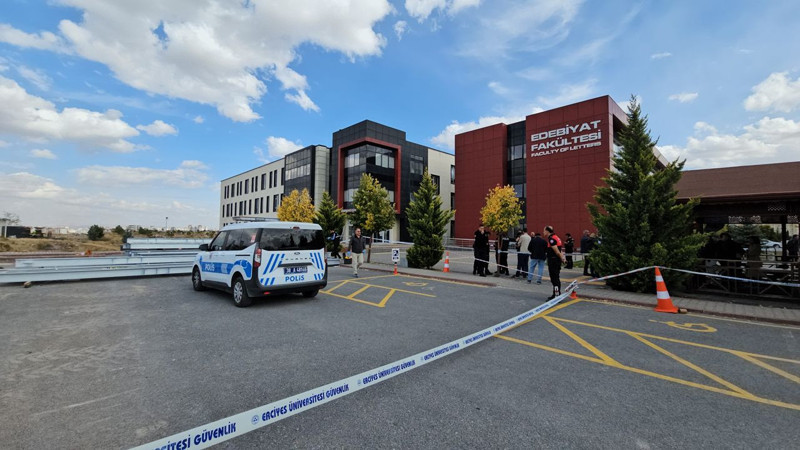Üniversite kampüsünde pompalı tüfekle saldırı! Eski eşi fakültenin önünde katletti! - Resim: 1
