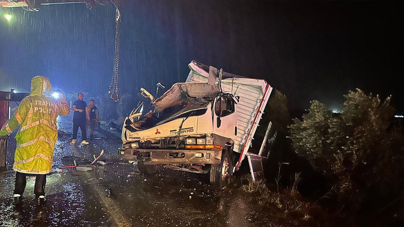 Kontrolden çıkan kamyonet otomobili biçti! Çok sayıda ölü ve yaralı var - Resim: 2