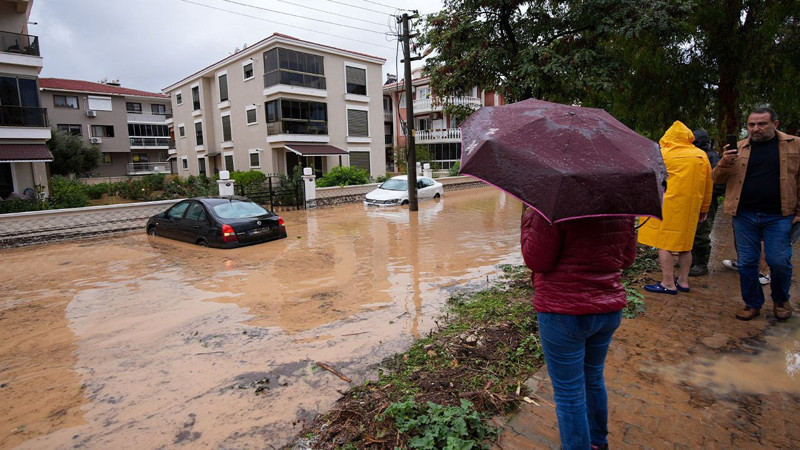 İzmir'i sağanak vurdu! Evleri su bastı, yollar göle döndü... 1 kişi kayıp - Resim: 3