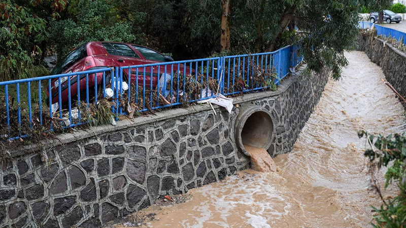 İzmir'i sağanak vurdu! Evleri su bastı, yollar göle döndü... 1 kişi kayıp - Resim: 4