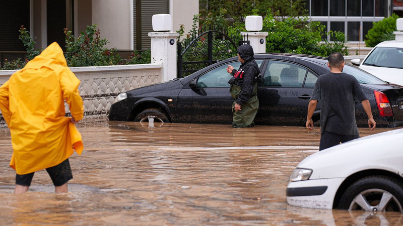 İzmir'i sağanak vurdu! Evleri su bastı, yollar göle döndü... 1 kişi kayıp - Resim: 1