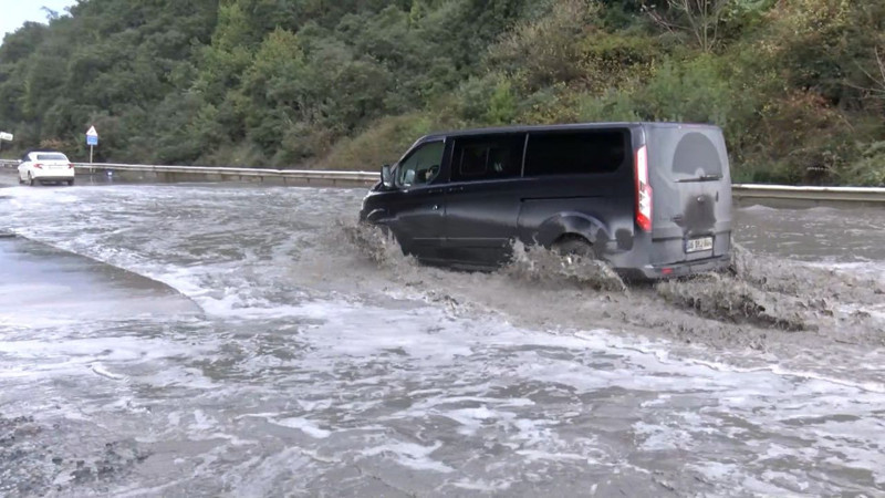 Sağanak yağış İstanbul'u vurdı! Yol çöktü, duvar yıkıldı, sokaklar göle döndü - Resim: 6