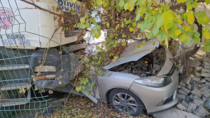 Başkentte korkunç kaza! Kamyon otomobili ezdi: Görenler şok oldu! - Resim: 2