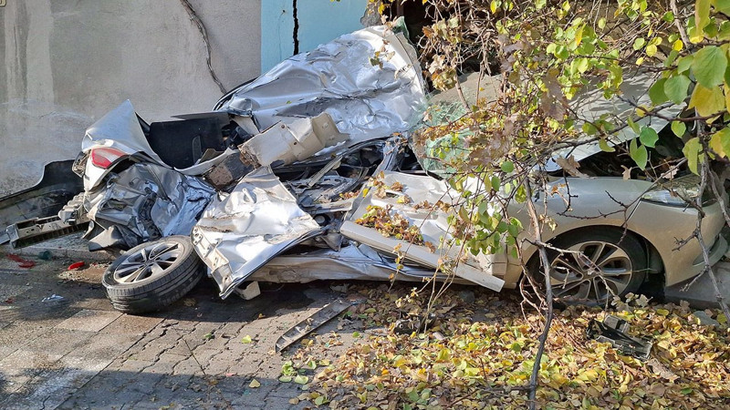 Başkentte korkunç kaza! Kamyon otomobili ezdi: Görenler şok oldu! - Resim: 4