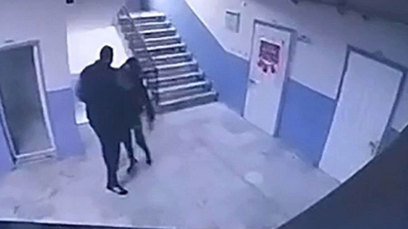 Otizmli öğrenciyi merdivenlerden itmişti! Okuldaki skandal görüntüler infial yarattı: O müdür hakkında karar - Resim: 1