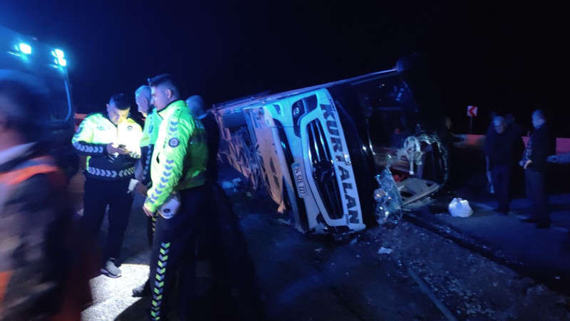 Osmaniye’de yolcu otobüsü devrildi: Çok sayıda yaralı var - Resim: 4