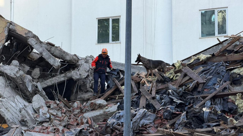 Ankara'da panik anları! Kontrollü yıkım sırasında bina çöktü: Ortalık savaş alanına döndü - Resim: 2