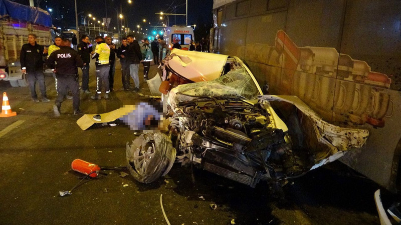 Önce tıra sonra halk otobüsüne çarptı! Feci kazada otomobil hurdaya döndü: 2 ölü, 3 yaralı var - Resim: 1