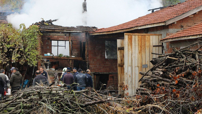 Tek katlı evi alevlere teslim oldu… Biriktirdiği paralar ve eşyaları küle döndü: Yaşlı çiftçi çaresizce seyretti - Resim: 5