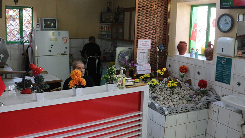 Görenler gözlerine inanamıyor! Pide salonunun ortasında gizemli mezar - Resim: 1