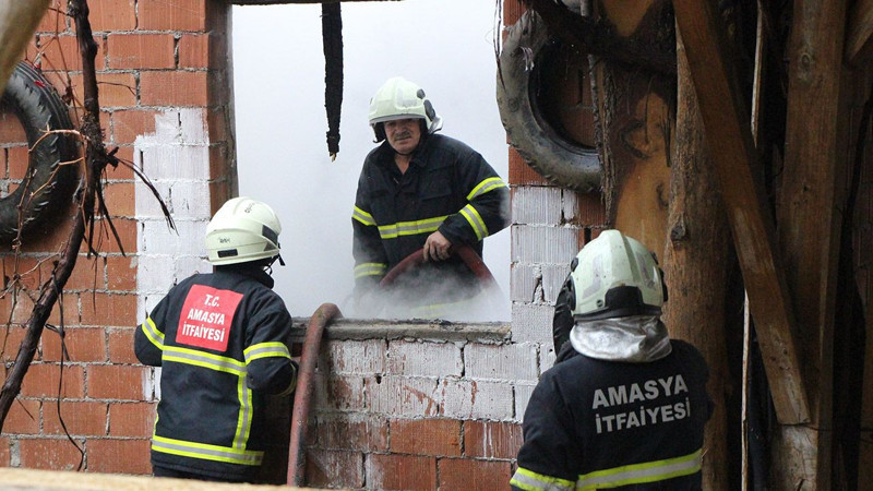 Tek katlı evi alevlere teslim oldu… Biriktirdiği paralar ve eşyaları küle döndü: Yaşlı çiftçi çaresizce seyretti - Resim: 4