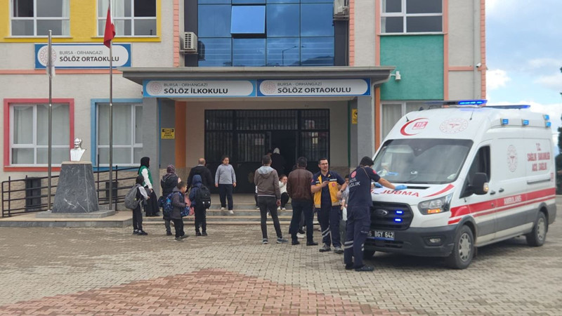 Lisede zehirlenme şüphesi: 23 öğrenci hastaneye kaldırıldı - Resim: 2