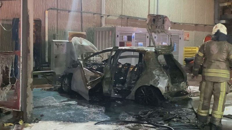 Akaryakıt istasyonunda korku dolu anlar! Elektrikli otomobil alev topuna döndü - Resim: 5