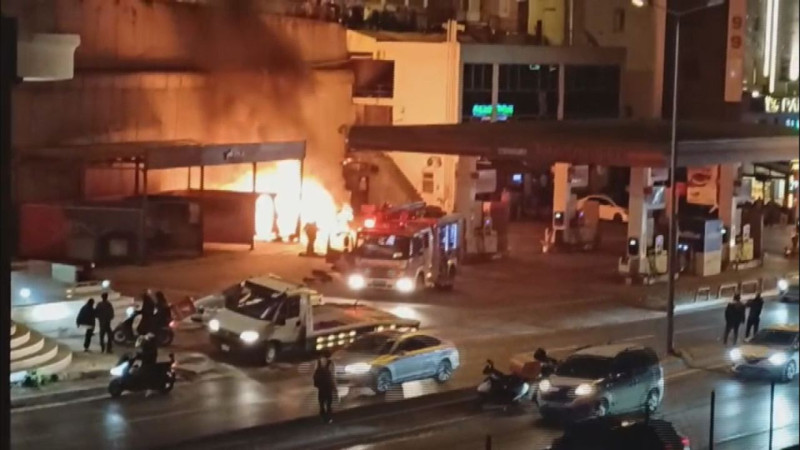 Akaryakıt istasyonunda korku dolu anlar! Elektrikli otomobil alev topuna döndü - Resim: 1