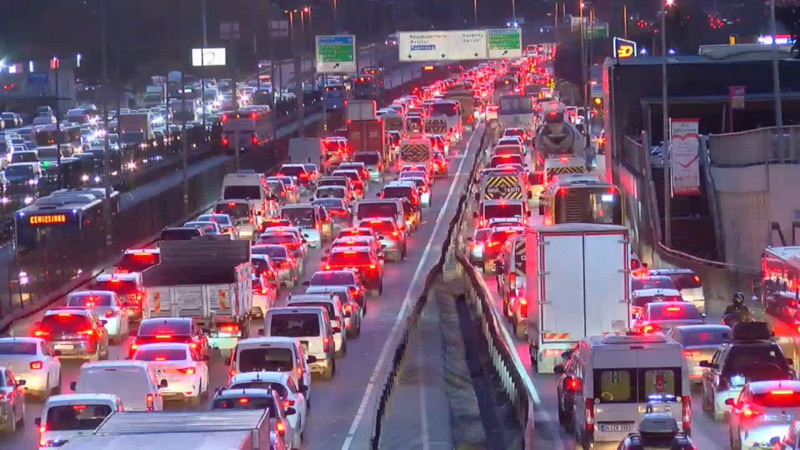 İstanbul'da trafik kilit! Yola çıkmadan önce dikkat: Yoğunluk yüzde 90'a ulaştı - Resim: 3
