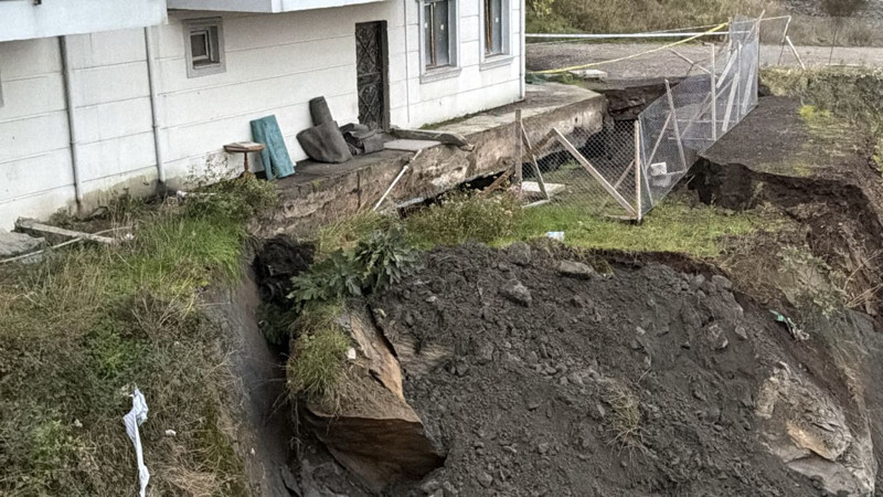 Toprak kayması: Onlarca kişi tahliye edildi - Resim: 5