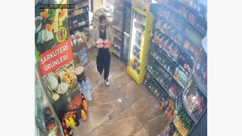 Yaptığı hata ortalığı savaş alanına çevirdi! Dükkanı yerle bir eden kaza kamerada - Resim: 3