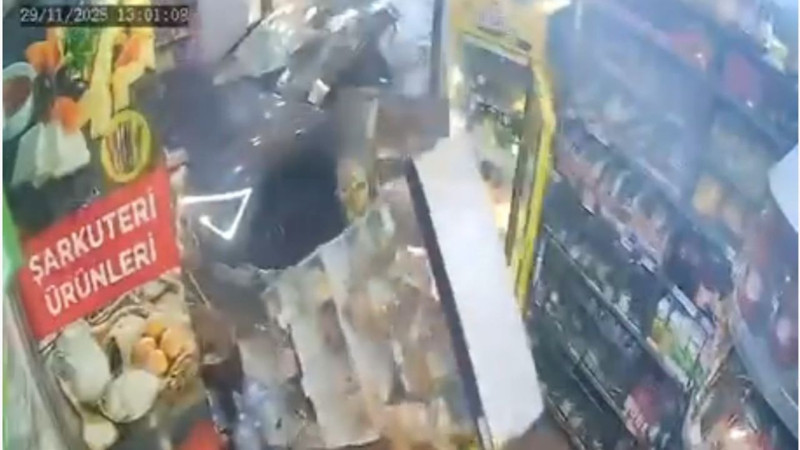 Yaptığı hata ortalığı savaş alanına çevirdi! Dükkanı yerle bir eden kaza kamerada - Resim: 4