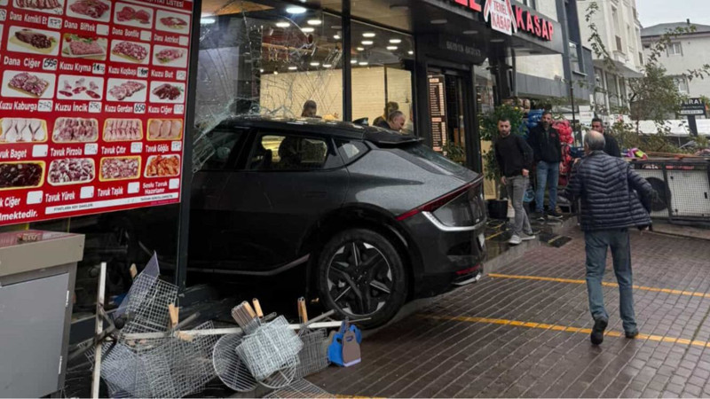 Yaptığı hata ortalığı savaş alanına çevirdi! Dükkanı yerle bir eden kaza kamerada - Resim: 6