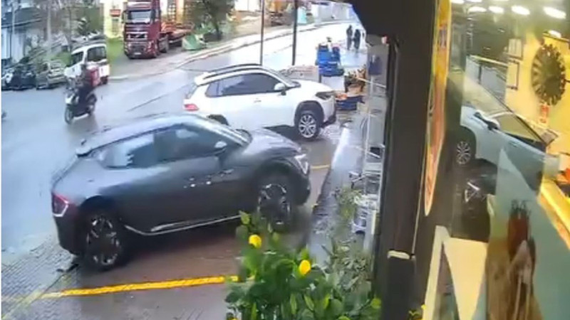 Yaptığı hata ortalığı savaş alanına çevirdi! Dükkanı yerle bir eden kaza kamerada - Resim: 1