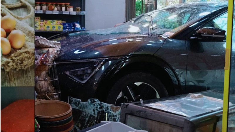 Yaptığı hata ortalığı savaş alanına çevirdi! Dükkanı yerle bir eden kaza kamerada - Resim: 7