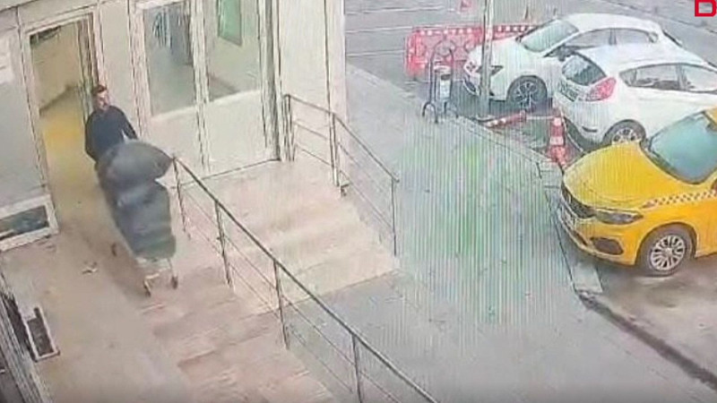 Adliyede filmleri aratmayan milyonluk soygun! Kilolarca altın ve gümüşü market arabasına doldurdu: O anlar ortaya çıktı - Resim: 1