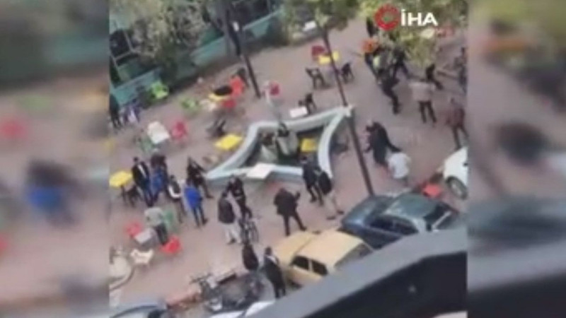 Kavga değil meydan muharebesi! Taş, sopa ve silah... 80 kişi birbirine girdi - Resim: 1