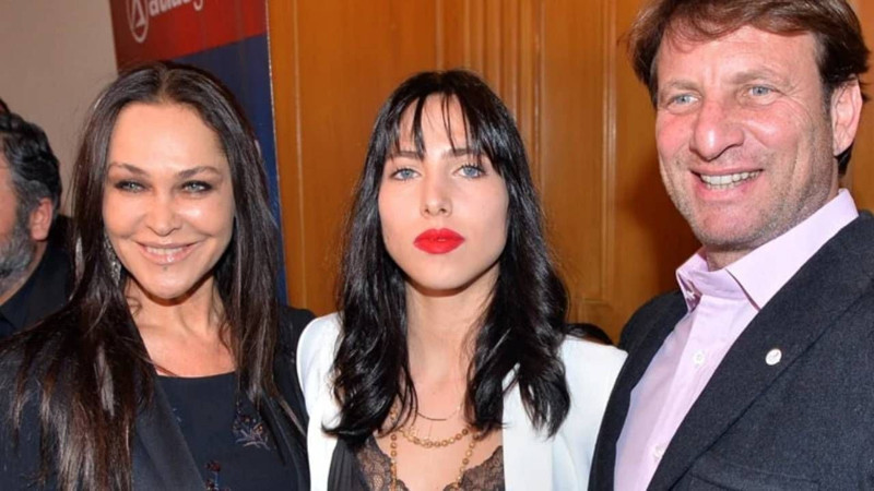 Hülya Avşar'ın biricik kızı Zehra Çilingiroğlu evleniyor mu? Aşkını gözlerden uzak yaşıyordu - Resim: 1