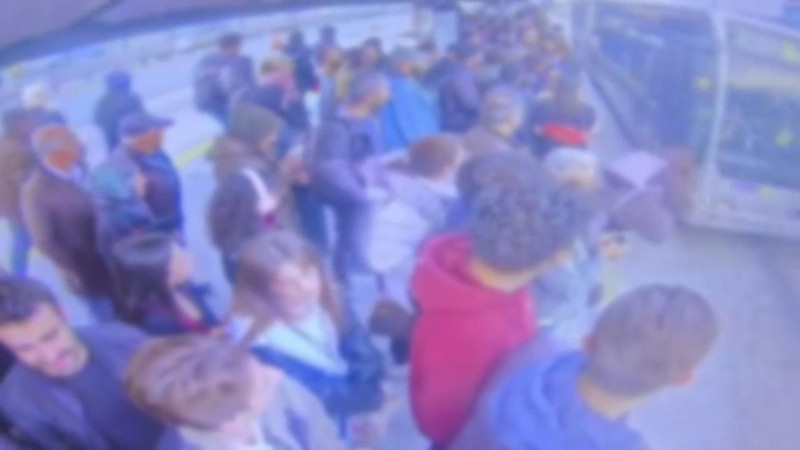 İstanbul'da feci olay! Durakta bayılan çocuğa metrobüs çarptı - Resim: 5