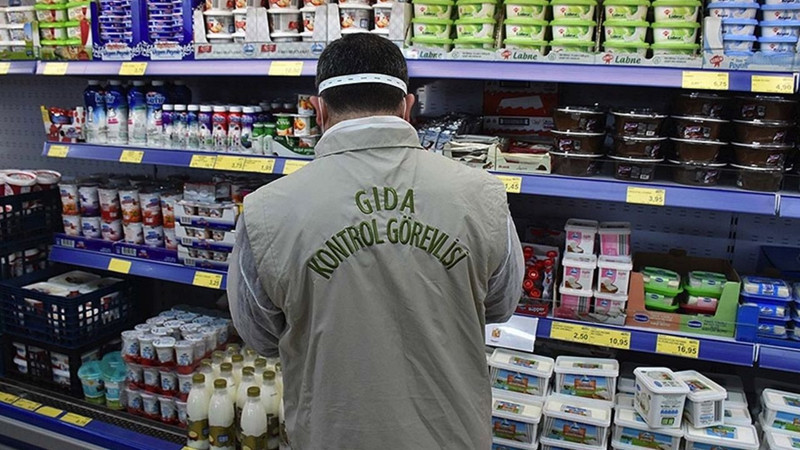 Antalya’da gıda sahtekarlığı! Tarihi geçmiş ürünlere yeni etiket basarken yakalandılar - Resim: 1