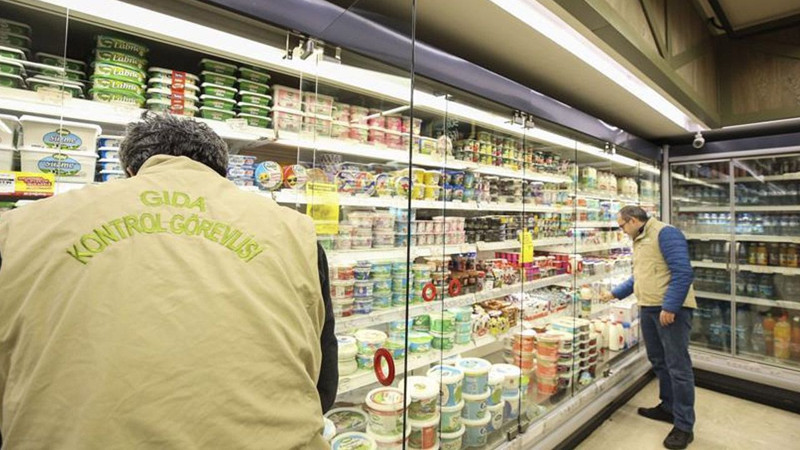 Antalya’da gıda sahtekarlığı! Tarihi geçmiş ürünlere yeni etiket basarken yakalandılar - Resim: 3