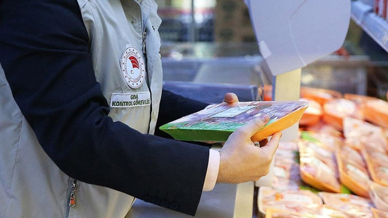 Antalya’da gıda sahtekarlığı! Tarihi geçmiş ürünlere yeni etiket basarken yakalandılar - Resim: 4