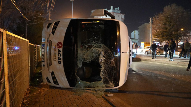 İşçi servisi ile otomobil çarpıştı: Çok sayıda yaralı var - Resim: 3